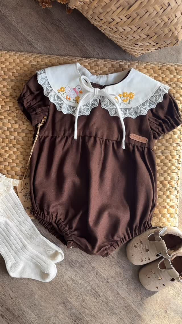 Body infantil marrom com gola branca bordada remov&iacute;vel