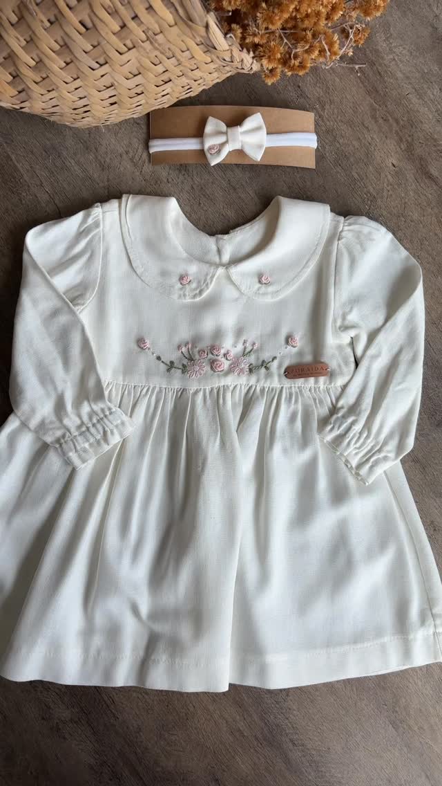 Vestido infantil em linho claro com bordado floral